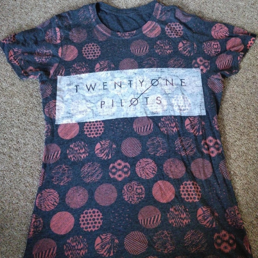 Hot Topic T0P graphic tee